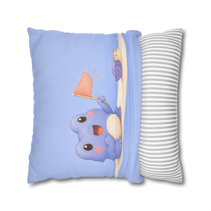 The Tiny Cheer – Kawaii Room Decor with a Frog Cheering a Snail – Pillow / Cover