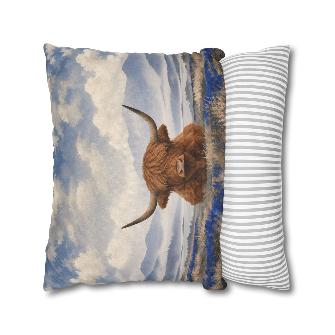 Morning Fog – Therapy Office Decor with a Highland Cow in Grey – Pillow / Cover