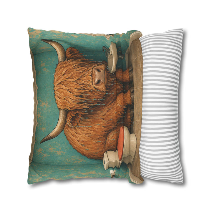 Occupied – Funny Bathroom Art with a Highland Cow in the Tub – Pillow / Cover